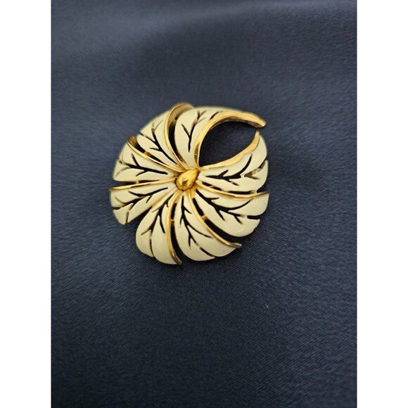 Women's Brooch Designer Trifari Signed Pin White Enamel Gold Tone Vintage Swirl - Picture 1 of 3